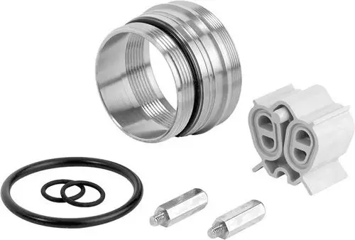 Set mit Verlängerungsteilen von Ideal Standard, bestehend aus einer Metallhülse, O-Ringen, Montagebolzen und einem Steckverbinder.